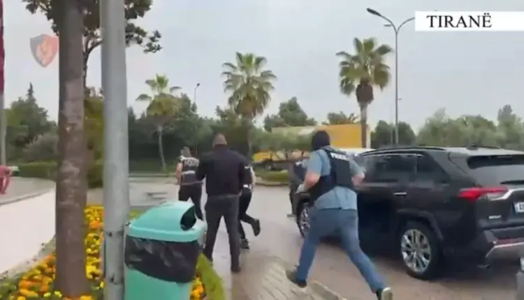 Trafik armësh Kosovë-Shqipëri/ Sekuestrohen pistoleta dhe automatikë, arrestohen 10 persona