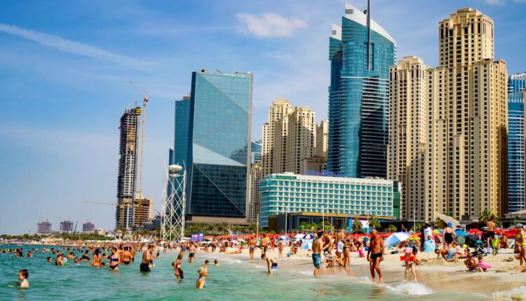 Temperaturat në Emiratet e Bashkuara arrijnë gati 50°C, vala e të nxehtit përfshin vendin