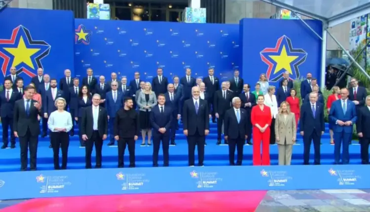 Samiti i Komunitetit Politik Europian në Tiranë/ Fotoja familjare e liderëve, Rama krah Macron dhe Kosta