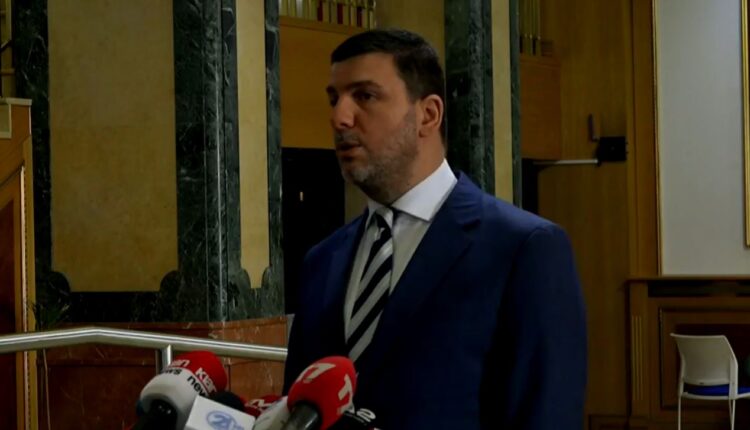Krasniqi pas takimit me Kurtin: Nuk e votojmë Albulena Haxhiun për kryetare
