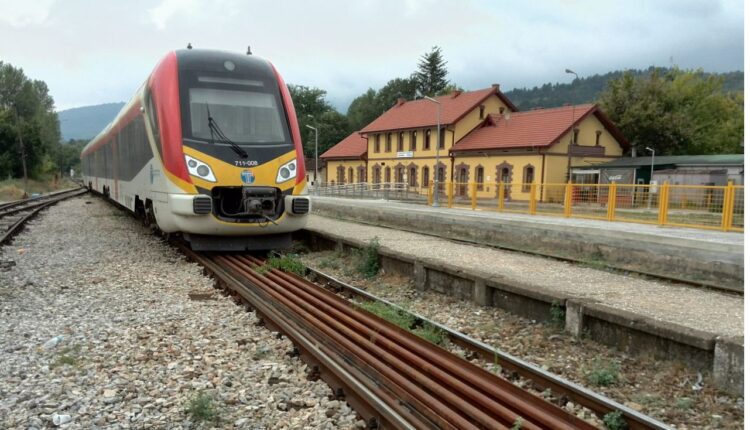 Treni godet makinën në Veles, nuk ka të lënduar