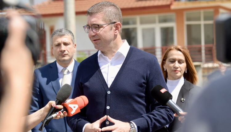 Mickoski: Nikolloski është i autorizuar të nënshkruajë kontratën strategjike, do të rindërtohet dhe modernizohet transporti hekurudhor