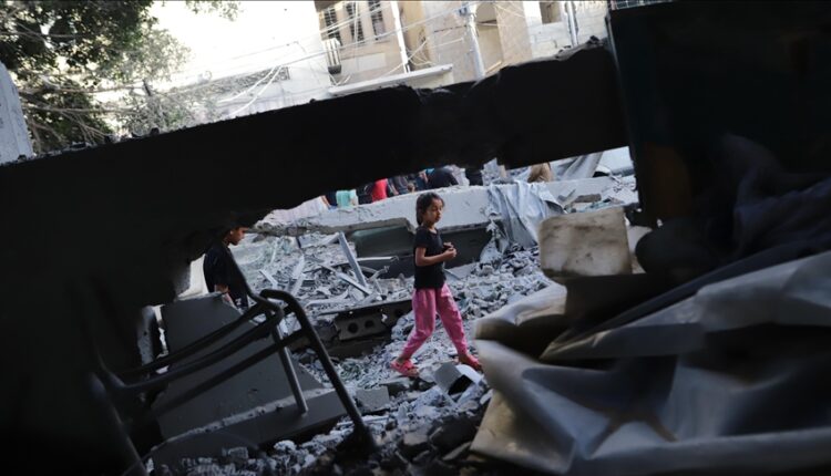 Vajza palestineze nga Gaza mbet pa familje pas sulmit të Izraelit ndaj shkollës
