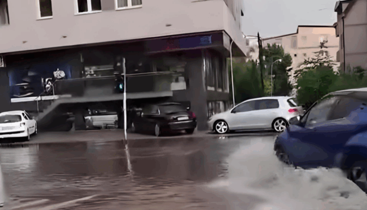 Pemë të rrëzuara, automjete të bllokuara, bllokime trafiku dhe pjesë të përmbytura të rrugëve në Shkup