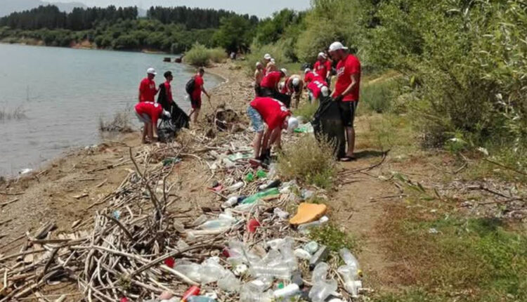 Aksion ekologjik për pastrimin e bregut të Liqenit të Dibrës