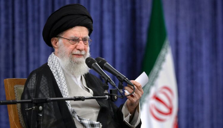 Khamenei: T’ua bëjmë të ditur amerikanëve se kombi iranian nuk dorëzohet