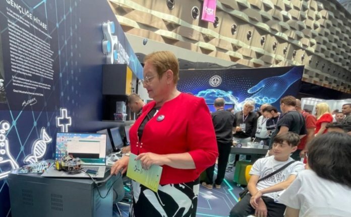 Janevska thotë se po punohet për futjen e inteligjenca artificiale në sistemin arsimor: Hap tjetër në procesin e transformimit digjital