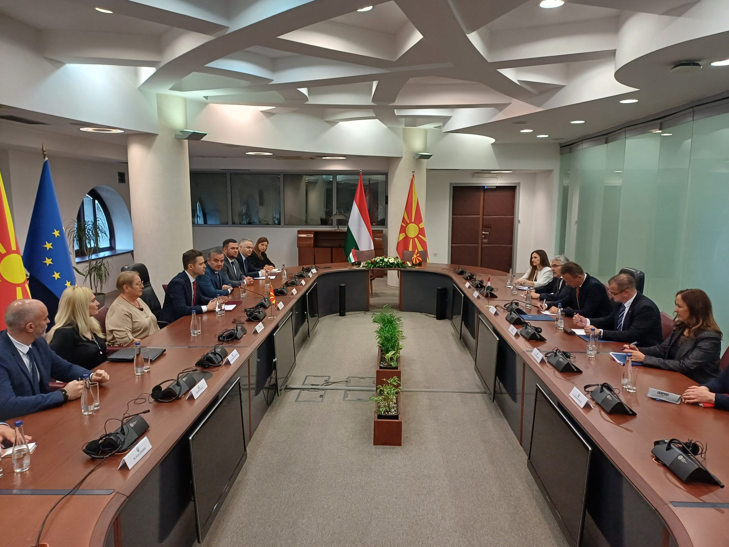 Janevska dhe Sijarto firmosën Memorandum sipas të cilit 20 studentë maqedonas çdo vit fitojnë bursa për studime në Hungari