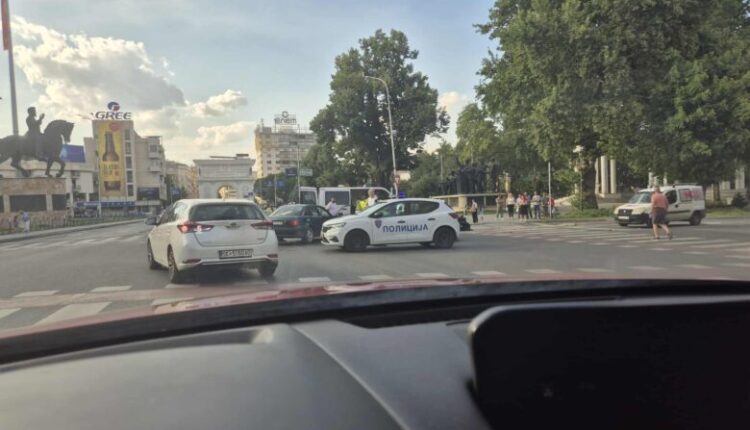 Aksident i rëndë trafiku në kryqëzimin përpara Parlamentit