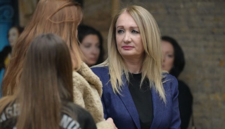 Dorëhiqet Drejtoresha e Qendrës për Kulturë në Gostivar
