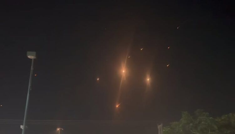 Irani godet me sulme masive raketore Izraelin. Qielli i Izraelit bëhet flakë nga raketat balistike (VIDEO)