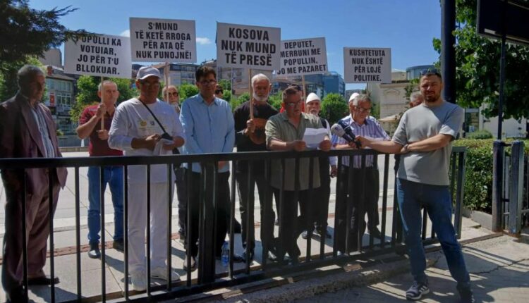 “Kosova nuk mund të presë”-Protestë para Kuvendit, qytetarët kërkojnë fundin e bllokadës politike