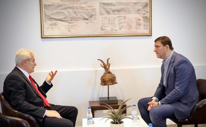 Ali Ahmeti uron Memli Krasniqi për rizgjedhjen në krye të PDK-së: Vlerësoj guxmin tuaj për marrjen e përgjegjësive në kohë sfiduese