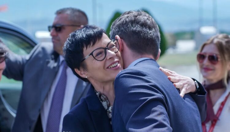 Komisionarja Kos mbërriti në Shkup, sot dhe nesër takohen udhëheqësit e Ballkanit për Planin e Rritjes