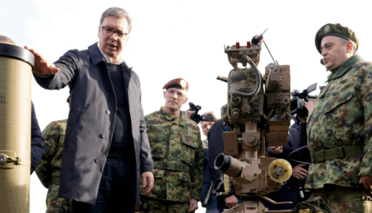 “Po vrisni rusët”, Vuçiç “ha presionin” e Putinit, Serbia ndalon eksportet e armëve