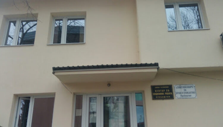 Burri e shtyn gruan nga dritarja në Qendrën për Punë Sociale pas një përplasjeje për vajzën e tyre të mitur