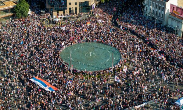 Reuters për protestën e sotme të studentëve në Serbi: Janë mbledhur për të kërkuar fundin e qeverisjes së Vuçiqit