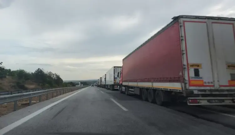 RMV, nga 1 korriku deri më 31 gusht do të ketë ndalesë të automjeteve të rënda në rrugët shtetërore