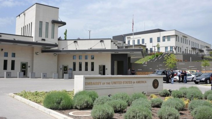 Ambasada e SHBA-së në RMV: Përsëri do të fillojë lëshimi i vizave studentore, do të shqyrtohen profilet e aplikantëve në rrjetet sociale