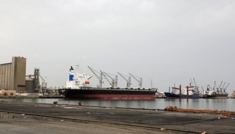 Izraeli e sulmon portin Hodeidah në Jemen, kërcënon me bllokadë detare dhe ajrore