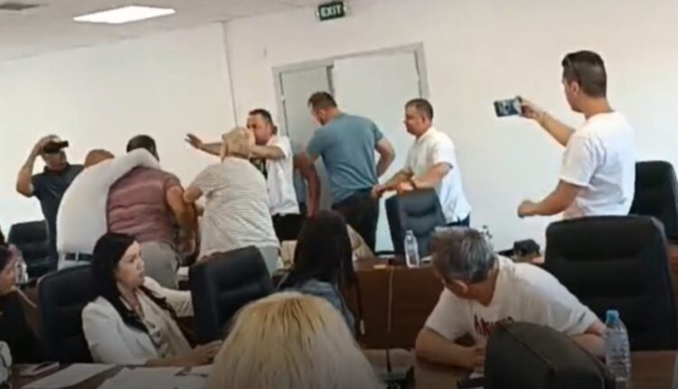 Përplasje fizike në mes këshilltarëve në Komunën e Koçanit