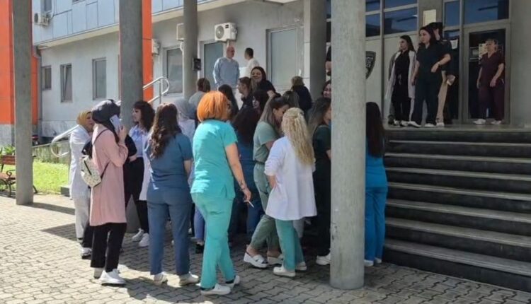 “Boll më me rrena!”, punonjësit shëndetësorë në Tetovë sërish në protestë!