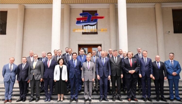 Ministri i Jashtëm kinez takon të dërguarit nga BE-ja dhe shtetet anëtare të saj