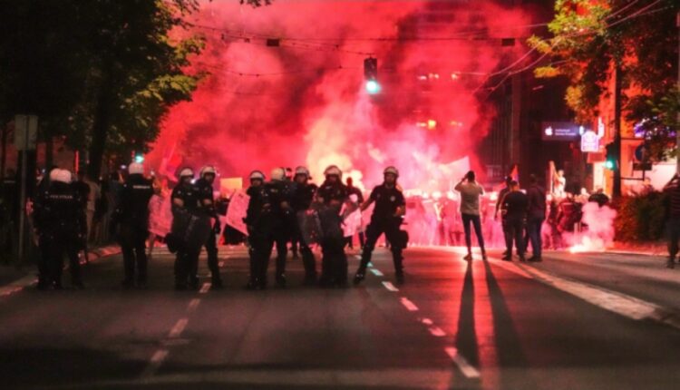 Demonstrata, dhunë dhe të arrestuar në Beograd