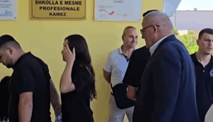 Ëndrra nuk plaket kurrë, 74-vjeçari jep sot provimin e anglishtes në Kamëz