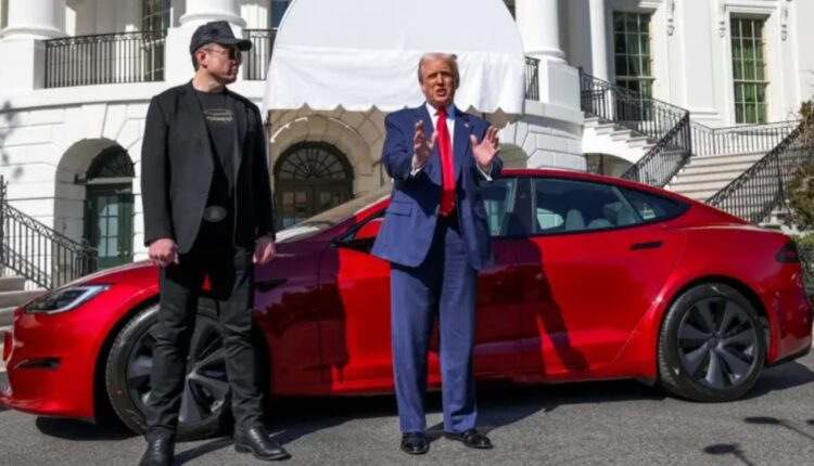 Trump planifikon të “heqë qafe” Teslën e kuqe që bleu për të mbështetur Elon Musk