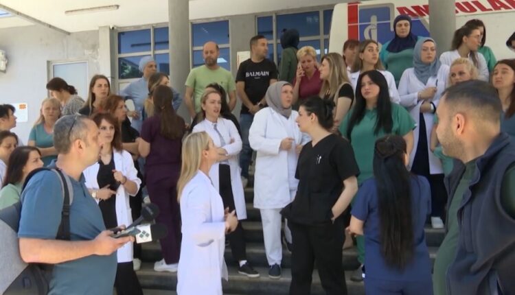 “Le të na mbajnë që të mos na qajnë”, infermieret e Spitalit të Tetovës vazhdojnë protestën