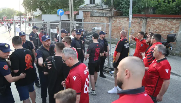 Hodhën sende në fushë, arrestohen dy tifozë pas ndeshjes! Në pranga dhe një punonjës sigurie