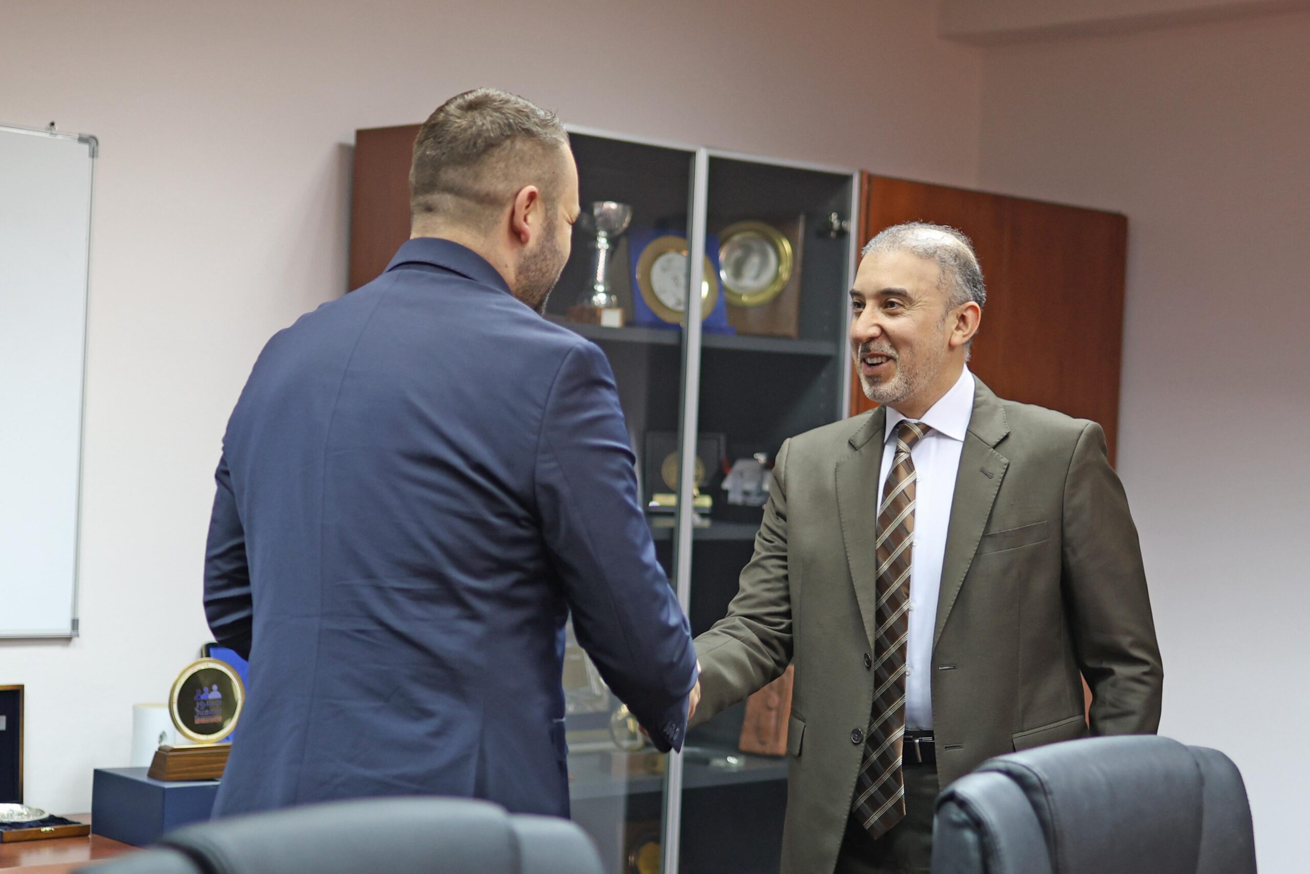 Forcimi i bashkëpunimit ekonomik: Takim i ministrit Besar Durmishi me u.d. Ambasador i Katarit, E.T. Rashid Bin Said Al-Kajarin