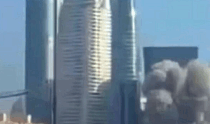 Momenti kur raketa balistike e Iranit godet një rrokaqiell në qendër të Tel Avivit (VIDEO)