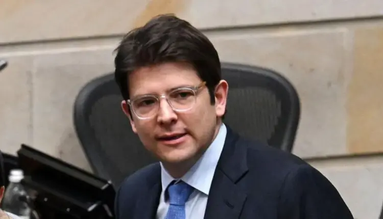 Kandidati presidencial i Kolumbisë qëllohet në kokë gjatë një tubimi
