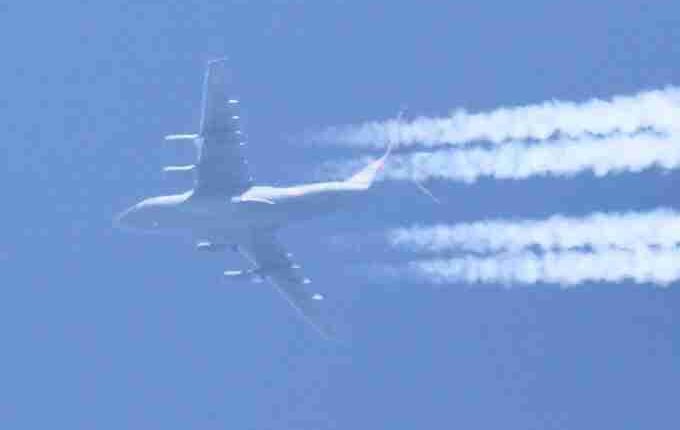 Panik në ajër, avionit i merr flakë një prej motorëve