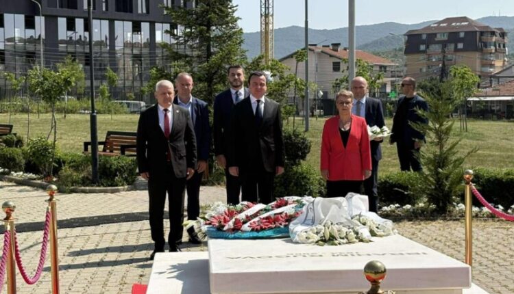 Kurti bëri homazhe te varri i Ibrahim Rugovës: Kontribuues i madh i unitetit të popullit