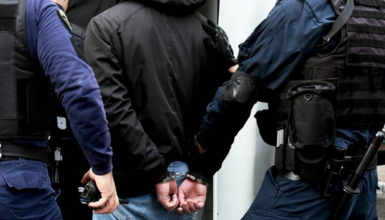 Dyshohet se ndërhyn në sistemin e një banke, policia jep detaje për arrestimin e 15 personave në Gjilan