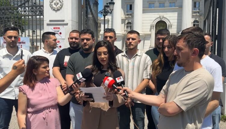 Punësimet e VMRO – VLEN/ Rinia e ASH-së me pankarta para qeverisë (VIDEO)