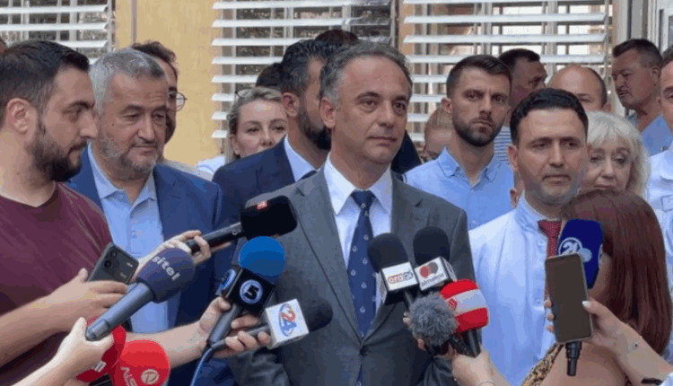 Ministri i Shëndetësisë ‘dorëzohet’, thotë se parkingun mund ta shfrytëzojnë edhe të punësuarit
