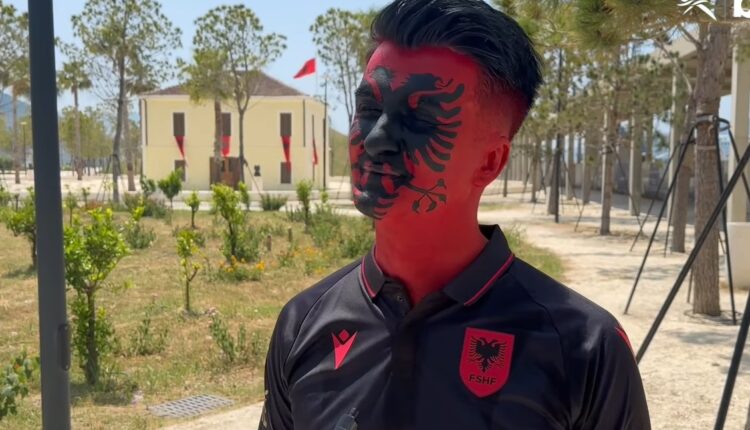 Tifozi unik i Kombëtares me origjinë nga Struga, viziton Vlorën para ndeshjes me Serbinë (VIDEO)