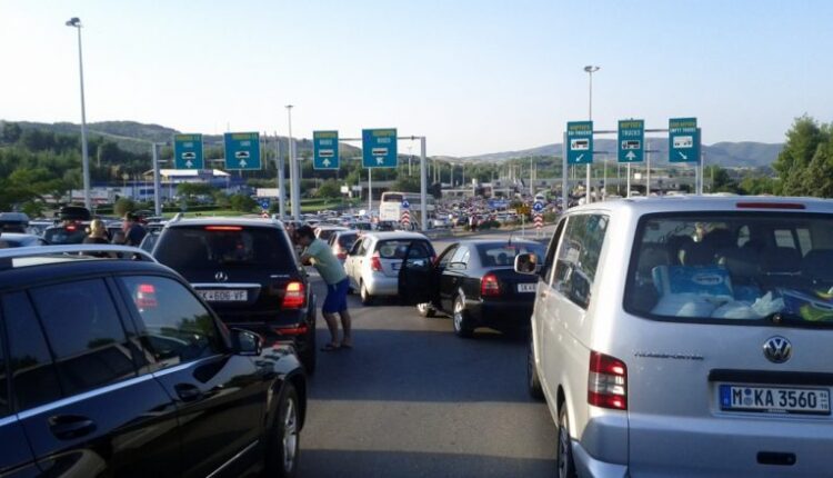 Mijëra qytetarë janë larguar nga vendi për fundjavën e vazhduar