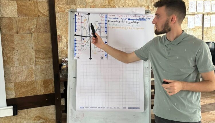 Hamza Nuhiu përfaqëson FRASH në trajnim evropian për demokracinë