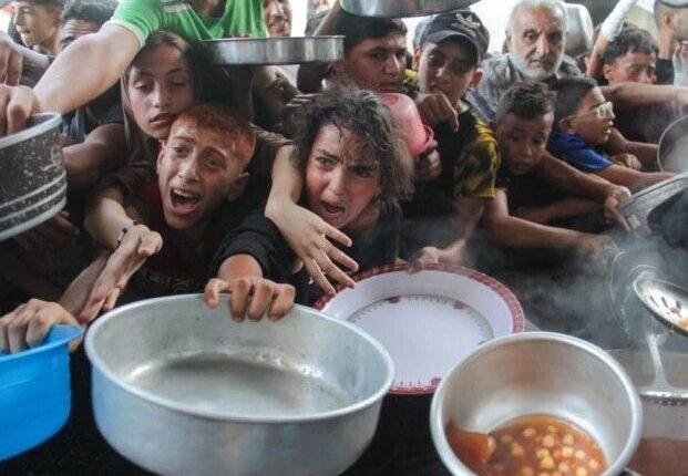 Izraeli bllokon ndihmat humanitare, rëndohet situata në Gaza, mijëra njerëz vuajnë nga uria
