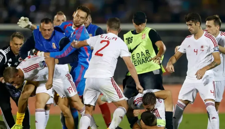 Mbi 2 mijë efektivë dhe 500 civilë mes tifozëve në stadium, The Guardian për Shqipëri-Serbi: Pajisjet kundër dronëve janë gati, Ismail Morina është “zhdukur”