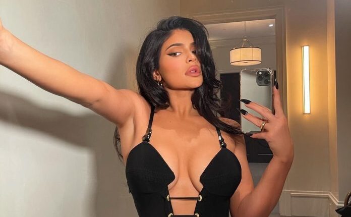 Kylie Jenner u kritikua për zgjedhjen e fustanit në dasmën e Jeff Bezos me Lauren Sanchez