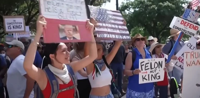 Miliona njerëz në të gjithë SHBA në marrin pjesë në protestat kundër Donald Trump
