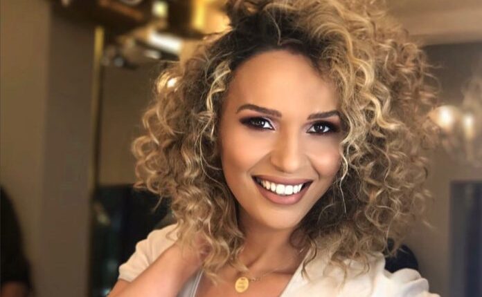 Teuta Krasniqi mahnit me dy dukje të ndryshme, gjithmonë elegante dhe plot stil
