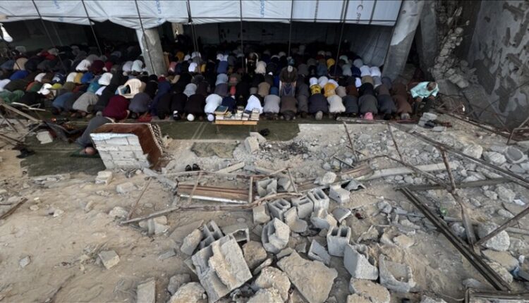 Gaza, palestinezët falën namazin e Bajramit mes rrënojave të xhamisë së shkatërruar nga Izraeli