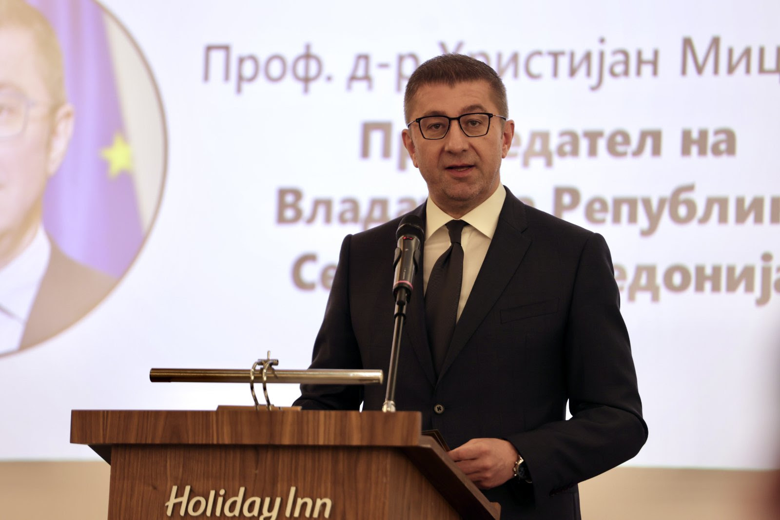 Mickoski me mesazh për nëpunësit publikë dhe shtetërorë: Besoj në përkushtimin, energjinë dhe aftësinë tuaj, por pres rezultate dhe përkushtim